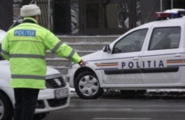 Accident rutier în Mamaia: s-a oprit cu maşina în stâlp